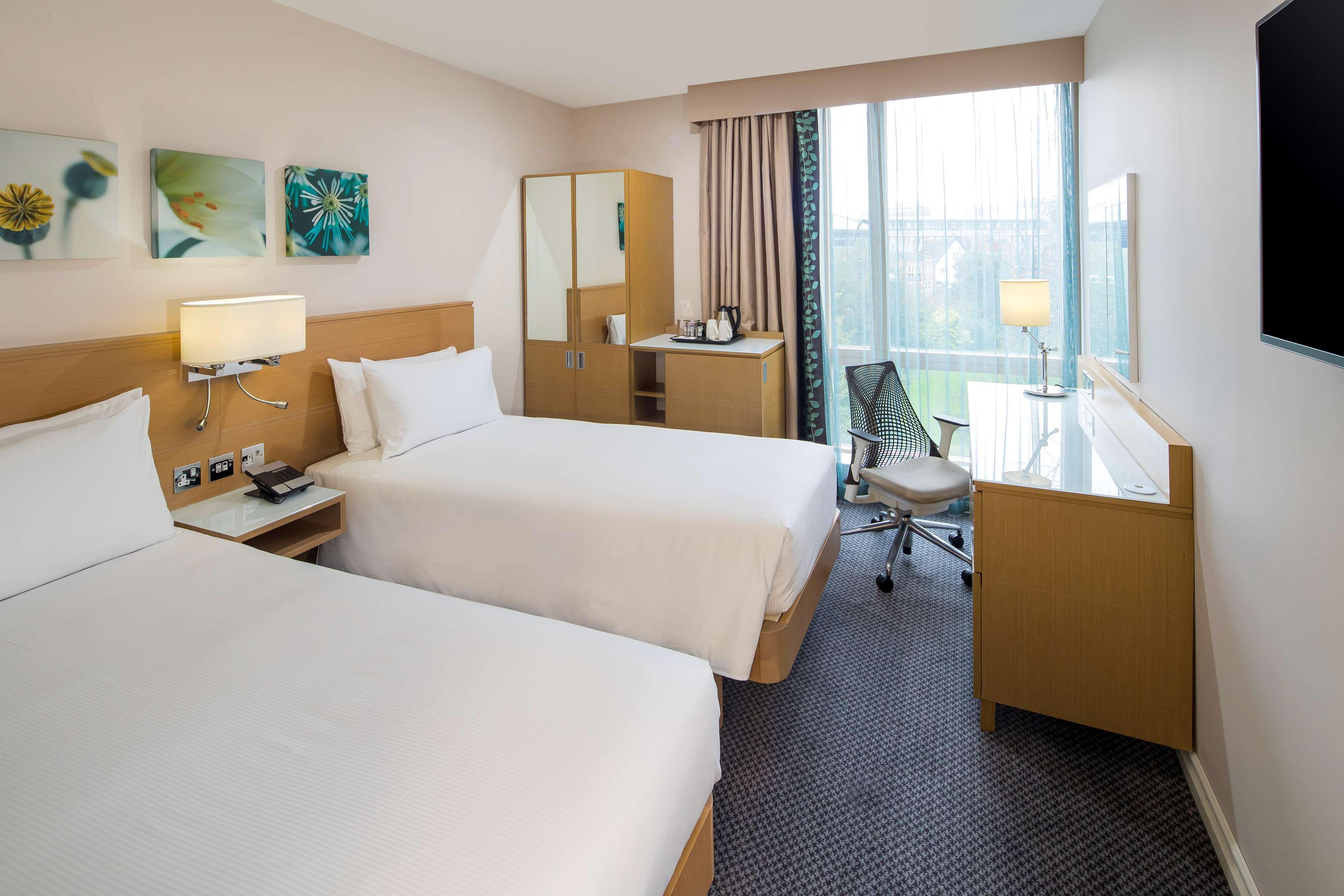 Hilton Garden Inn Bristol City Centre Экстерьер фото