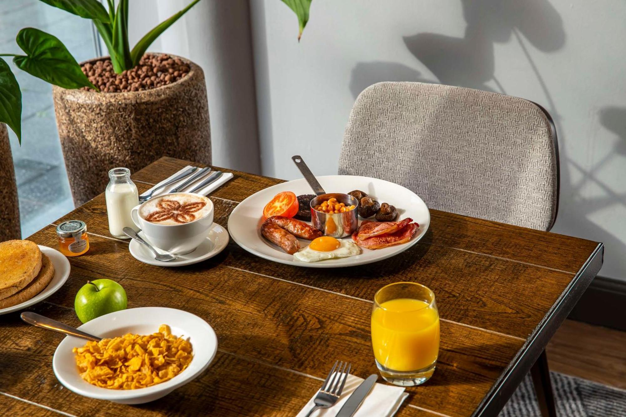 Hilton Garden Inn Bristol City Centre Экстерьер фото