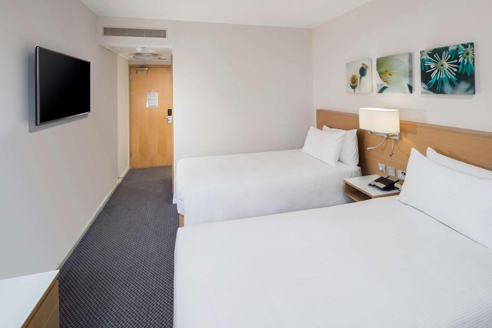 Hilton Garden Inn Bristol City Centre Экстерьер фото